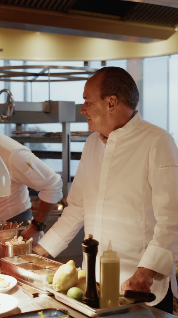 ABC Kitchen : le chef en cuisine avec sa brigade, vidéo MiraMira Production